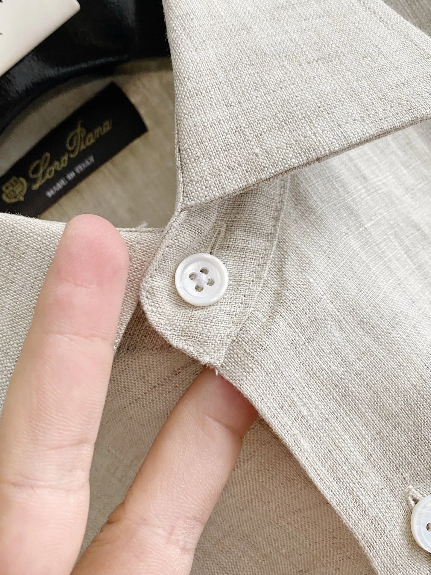 Loro Piana pure linen quiet luxury long-sleeved shirt Fabric: Select high-grade natural linen fabrics, retaining the original and delicate fabric texture of linen, with a soft matte texture, in line with the Italian style of low-key quiet luxury; The fabric has rich pores and excellent Breathable heat dissipation performance. In midsummer, the upper body can quickly dissipate body surface heat, making daily travel less prone to sweating and sticky skin; Native linen will produce natural light wrinkles, creating a casual and relaxed wearing atmosphere. The fabric has been pre-processed and optimized, and the rough and itchy feeling has been greatly weakened, making it comfortable to wear against the skin. The color fastness of the fabric has been controlled, and light colors are less prone to yellowing and dullness after repeated washing and care. Style and details: It adopts an elegant Italian small square collar with built-in shaping technology, which is not easy to fall and deform after daily wear and cleaning; the buttoned neckline is suitable for light business scenes, and you can switch to daily casual style by loosening the two upper buttons; the tailoring adopts a slightly loose shoulder version, which is very tolerant for figures with slippery shoulders, large shoulder width, and fat on the waist and abdomen. The shoulders are neatly routed, and the upper body does not feel tight and restrictive; The buttons on the placket are neatly arranged, and the wiring is fine and concealed. There is no conspicuously exposed brand logo, and the details are restrained and restrained; the regular-length long-sleeved cuffs can be folded freely, which can create different looks; the arc-shaped hem design is suitable for multiple wearing methods. It can be worn neatly and smartly when tucked into trousers, while the hem can be worn outside for a lazy and comfortable look. Color selection: Light sky blue: The tone is fresh and clear, with outstanding visual cooling effect. It is suitable for spring and summer seasons. It is suitable for all types of Light Gray, Khaki, and White bottoms. It is refreshing and neat for commuting, and suitable for more formal travel occasions; Oatmeal: the natural color of linen, with a warm and soft texture, stronger stain resistance, and a higher fault tolerance rate for daily wear. It is suitable for leisure travel, daily shopping and other scenes, and has a strong sense of old money. Sizes:M-4XL